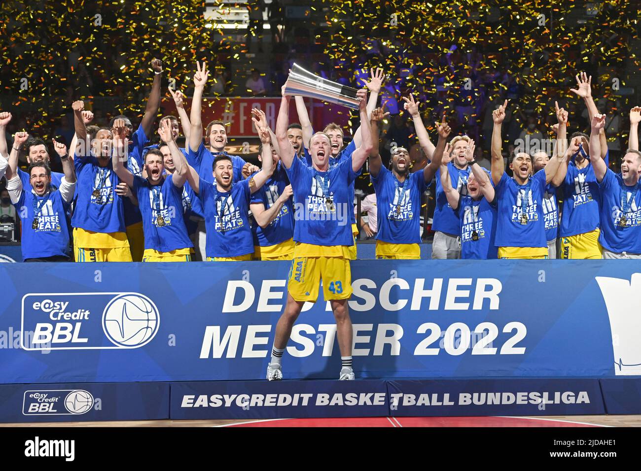 munich-deutschland-19th-june-2022-team-photo-team-team-team-photo-luke-sikma-berlin-with-cup-cup-trophy-jubilation-joy-enthusiasm-award-ceremony-german-champion-championship-basketball-1st-bundesliga-final.jpg